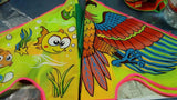 Keltakotkan delta-lohikäärme, jonka häntä on useissa iloisissa väreissä - Exclusive Dragon osoitteesta www.Drake.nu