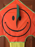Oranssi hymyilevä delta-lohikäärme, jossa häntä useissa väreissä - Exclusive Dragon osoitteesta www.Drake.nu