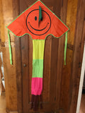 Oranssi hymyilevä delta-lohikäärme, jossa häntä useissa väreissä - Exclusive Dragon osoitteesta www.Drake.nu