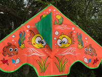 Oranssi-kala-delta-lohikäärme, jonka häntä on useissa iloisissa väreissä - Exclusive Dragon osoitteesta www.Drake.nu